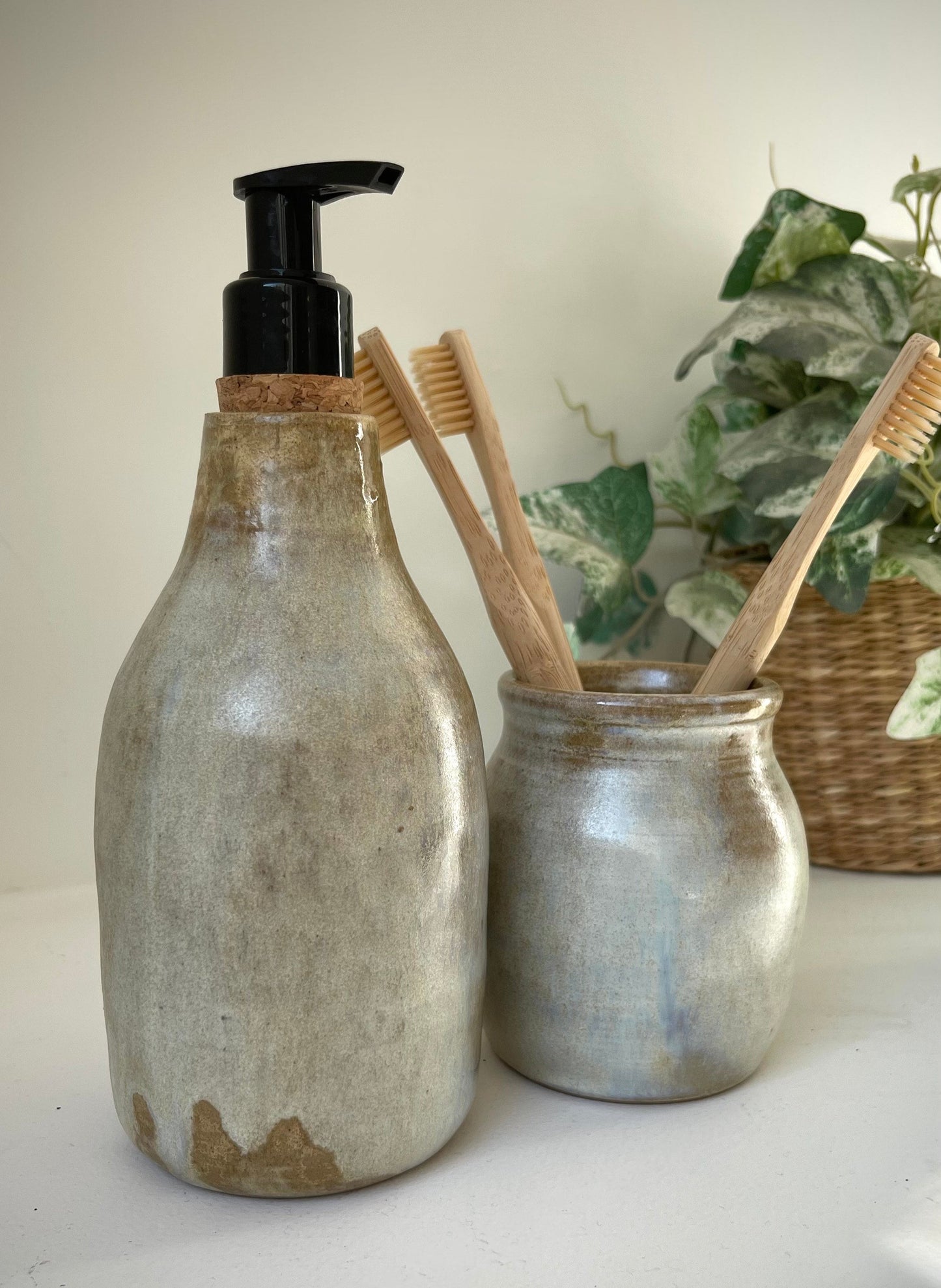 סט סבון לחיץ וכלי מברשות שיניים-Sal